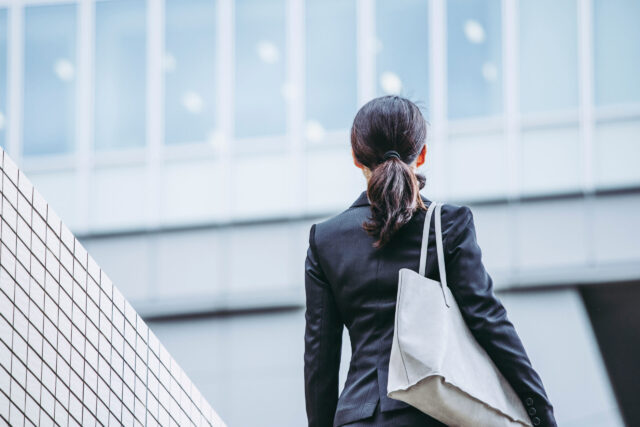 企業の健康をサポートする産業医業務も行います。